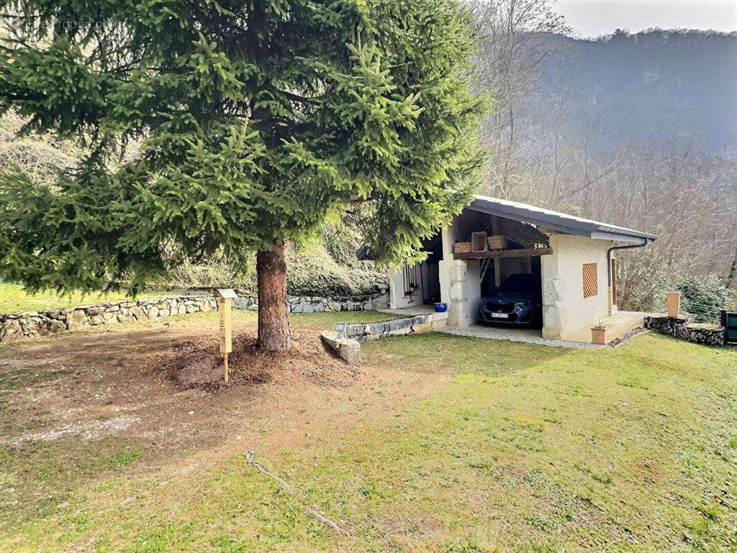 Proche Chambéry ! Propriété de charme, avec piscine et gîte, composée de deux maisons indépendantes sur 2800m2 de terrain - photo 6