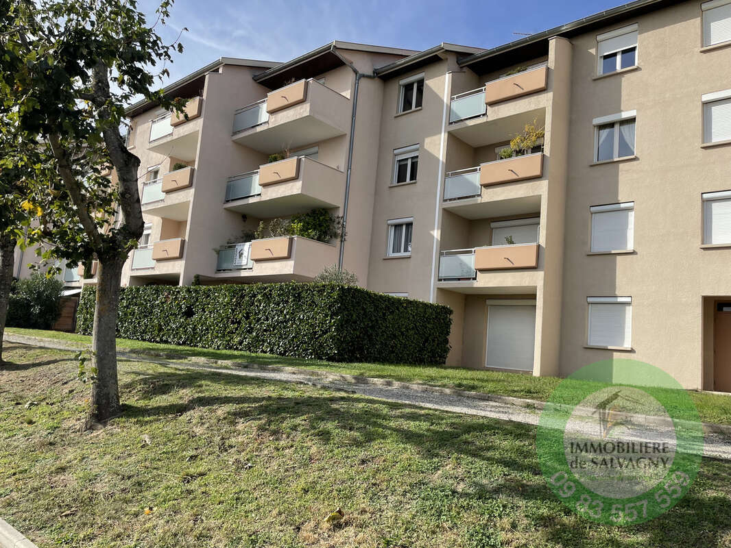 Appartement à LA TOUR-DE-SALVAGNY