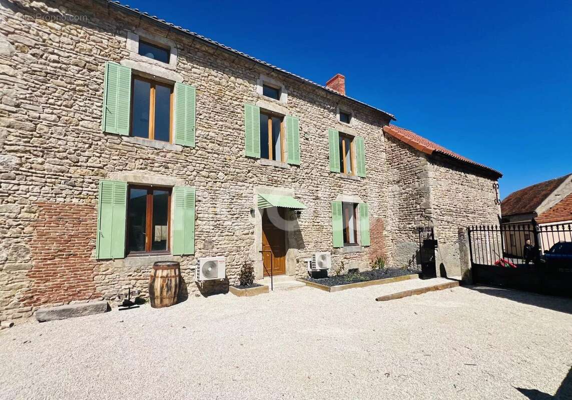 Maison à SAINT-AGOULIN