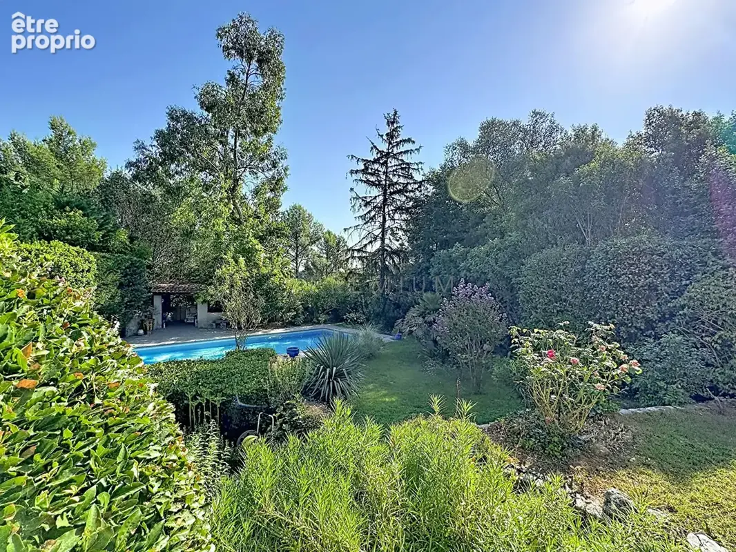 Propriété de caractère avec vue dominante et piscine. Un écrin de verdure rare - photo 2