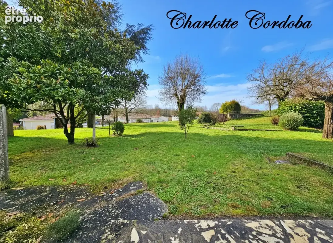 Maison plain-pied 3 chambres - Double garage - Dépendances - 2980 m² de terrain et bois - photo 6