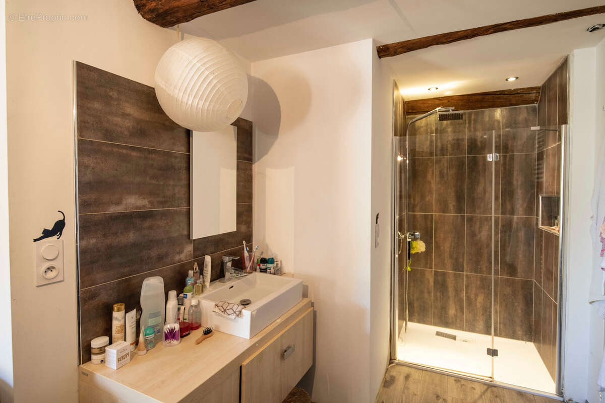 Commerce à SAINT-SATURNIN-DE-LUCIAN