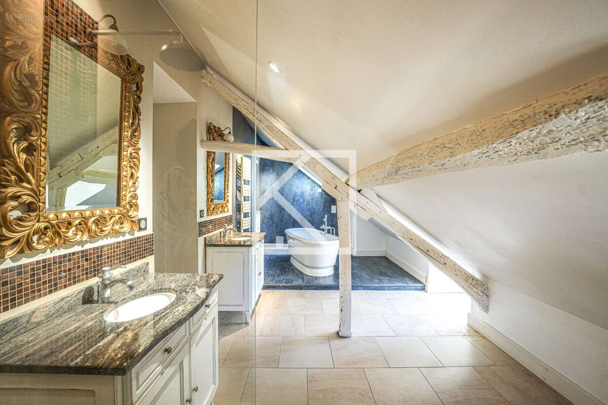 Maison à HUILLE