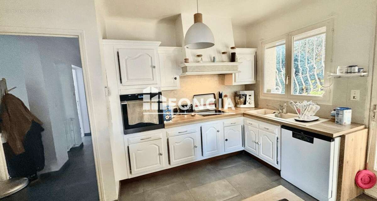 Maison à SAINT-CLEMENT-DE-RIVIERE