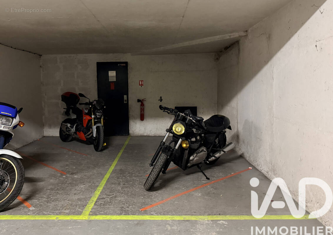 Photo 1 - Parking à PARIS-20E