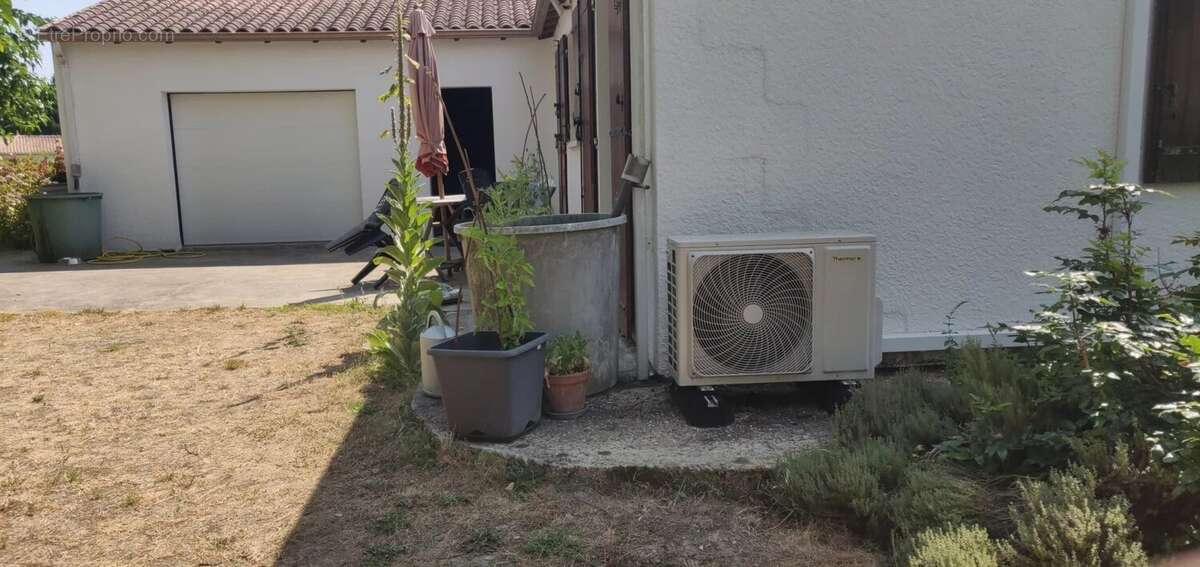 Maison de plain-pied, garage et jardin à vendre à Rioux (17) - photo 4