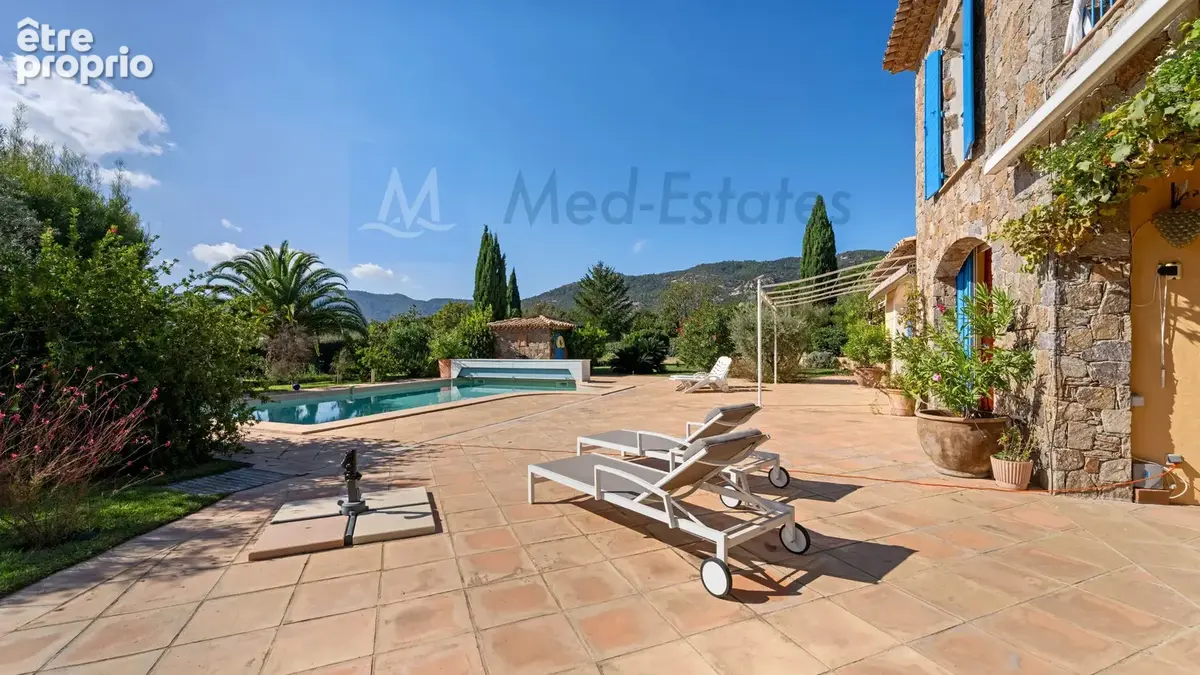 Splendide propriété provençale avec vue panoramique sur le Massif des Maures, sur un terrain plat de 3 000 m² - photo 5
