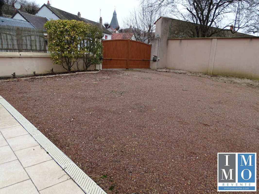 Maison à DUN-SUR-AURON