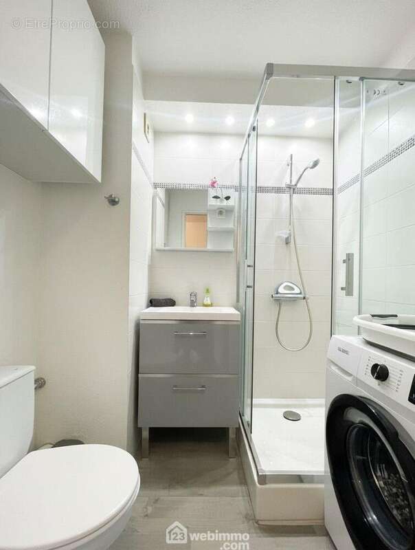 Salle d?eau rénovée avec douche et espace lave-linge. - Appartement à SAINTE-MAXIME
