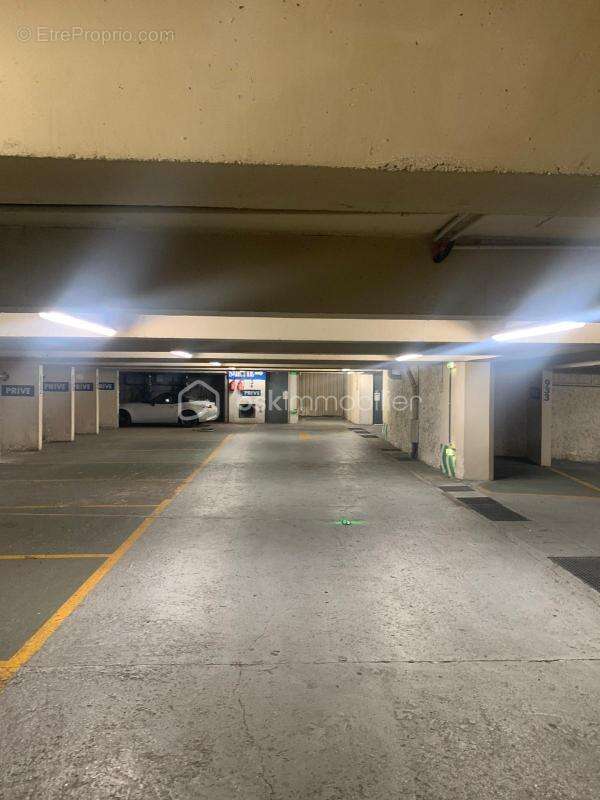 Parking à PARIS-9E