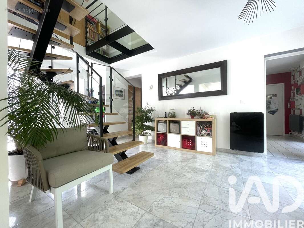 Photo 1 - Maison à LE MESNIL-SAINT-DENIS