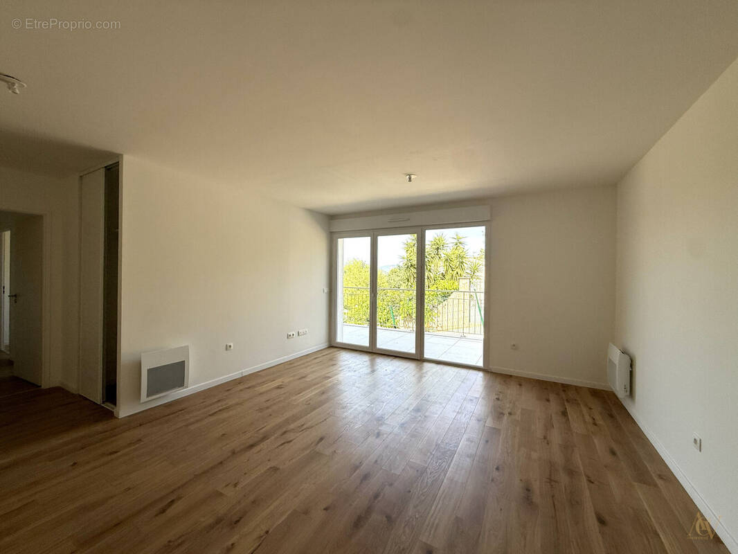 T3 LUMINEUX AVEC TERRASSE - COGOLIN CENTRE À PIED 1 - Appartement à COGOLIN
