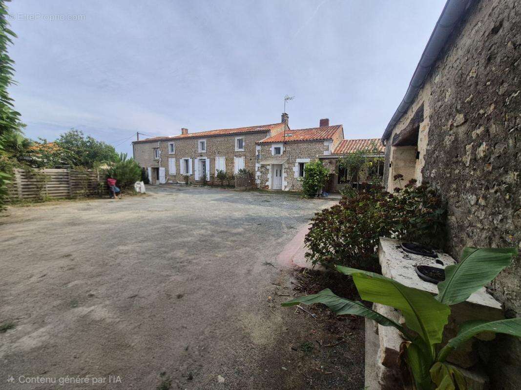 Maison 280 m² à Saint-Hilaire-Des-Loges  - photo 3