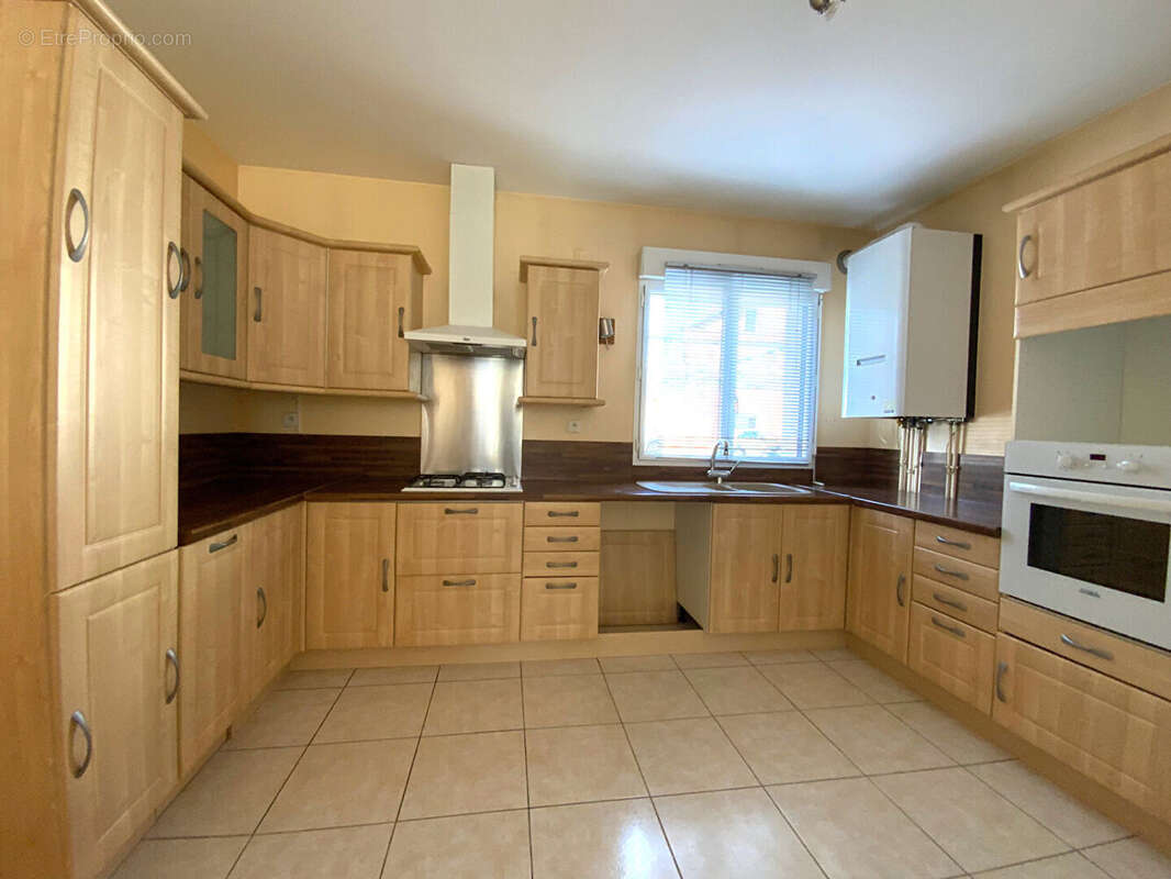 Centre de ste savine, spacieux t3 de plain pied de 73m² avec parking - photo 3