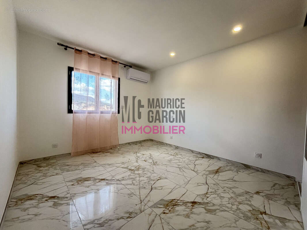 Maison à LAUDUN-L'ARDOISE