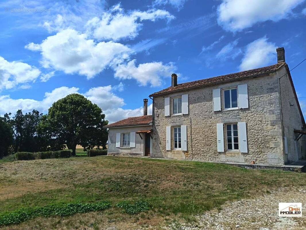 Maison à VILLEBOIS-LAVALETTE