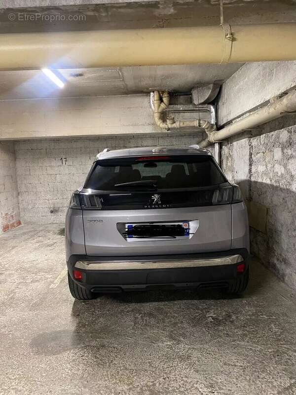 Parking à PARIS-18E