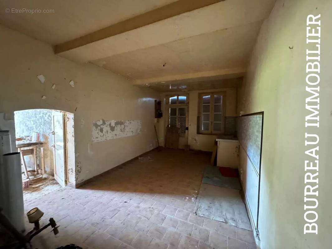 Maison à LA CELLE-SAINT-CYR