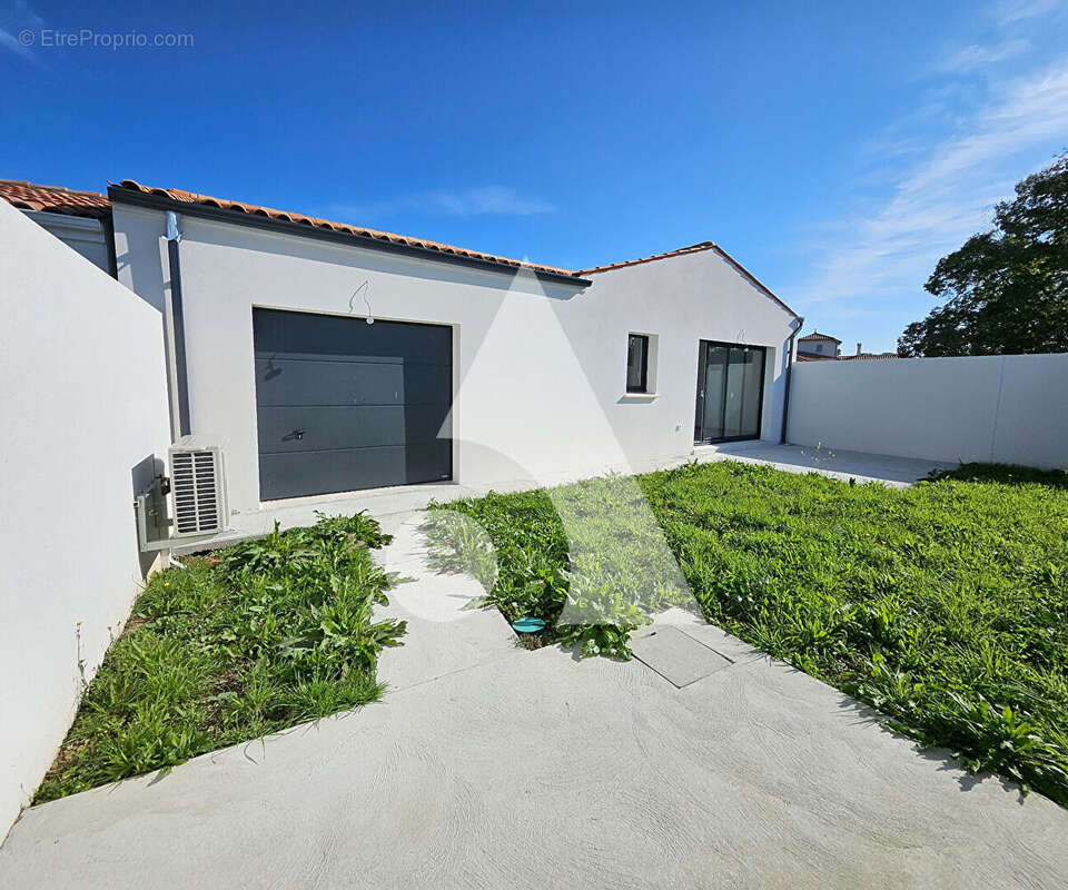 Maison à CHAILLEVETTE