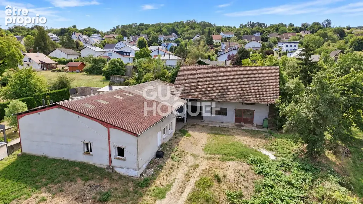 Ensemble immobilier avec habitation, hangars et terrain de 26,13 ares - photo 1