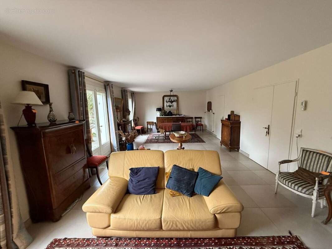 Maison à MANDRES-LES-ROSES