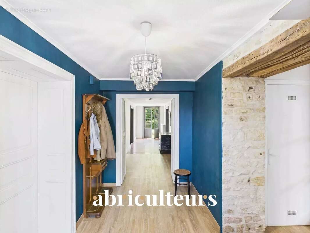 Maison à VILLENEUVE-LA-COMTESSE