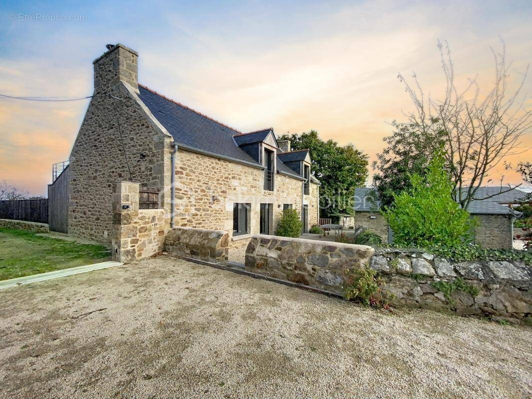 Maison à SAINT-JACUT-DE-LA-MER