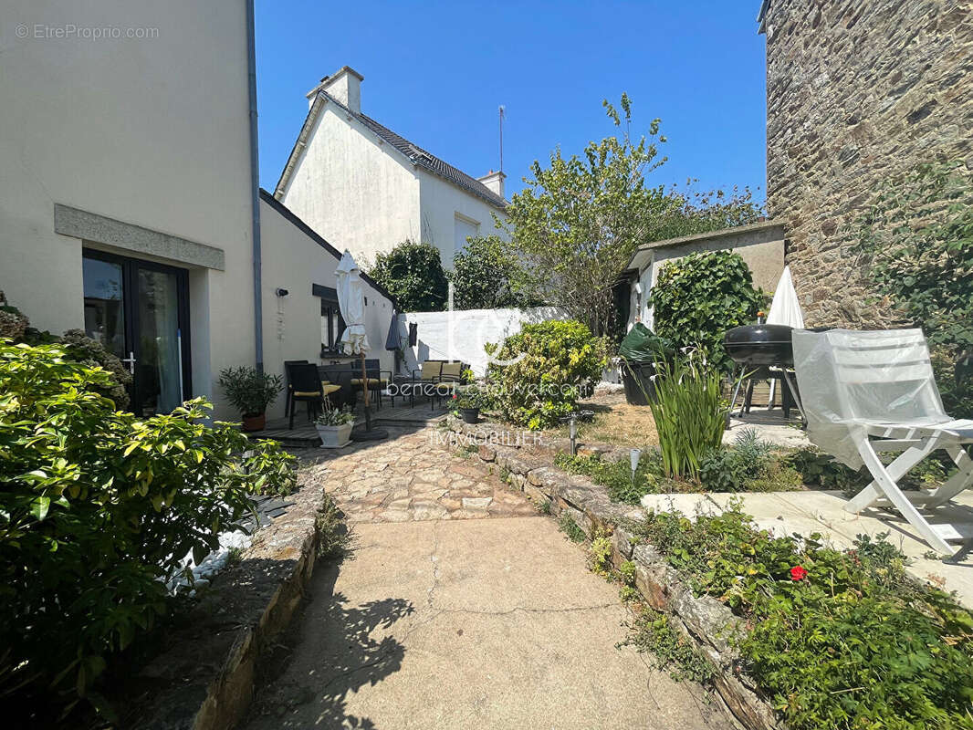 Vannes Rive Droite du Port Élégante maison de ville 6 pièces avec jardin intimiste - photo 2