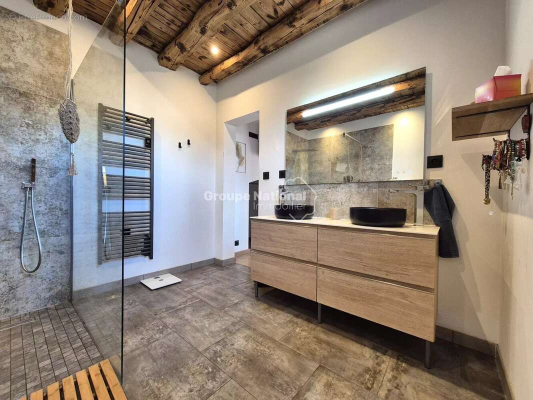 Maison à ENTRAIGUES-SUR-LA-SORGUE