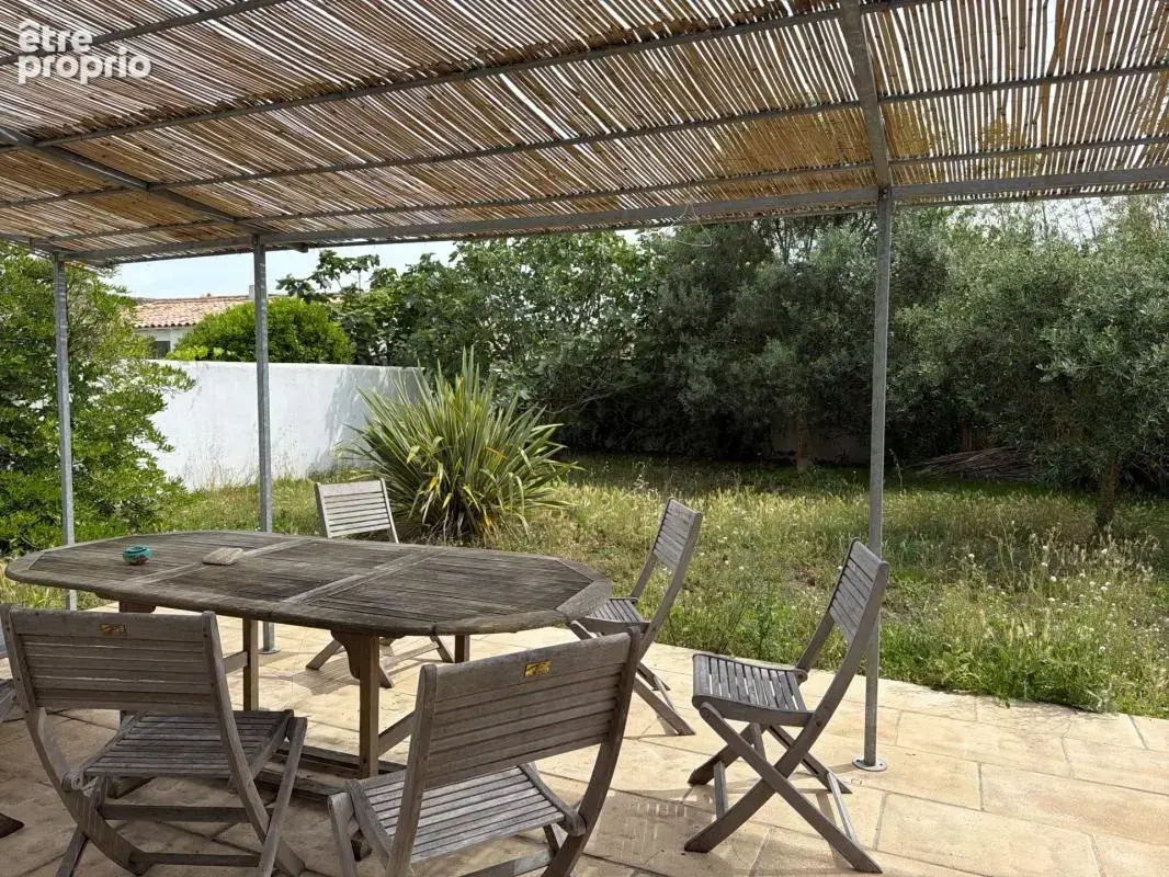 Unique à loix –en zone non submersible–jardin clos -parking privé - photo 3