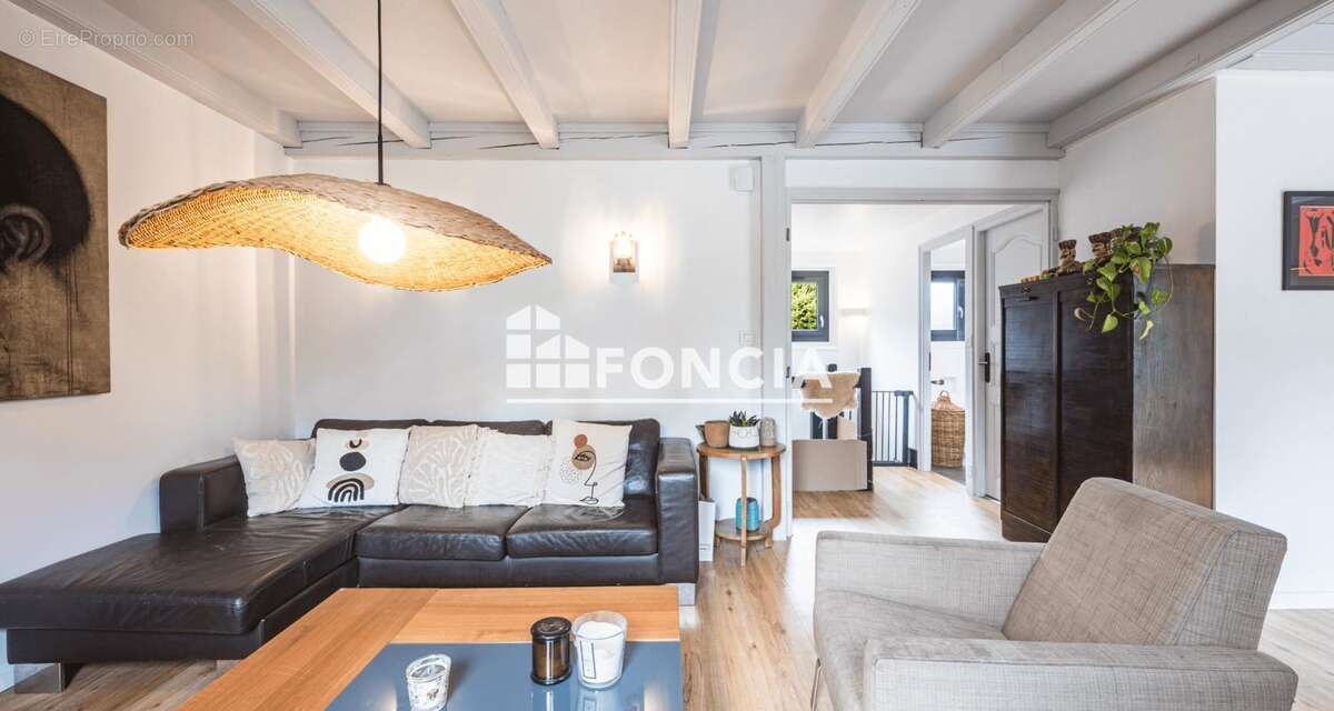 Taconnaz – Superbe chalet rénové de 120 m² avec vue, terrain de 849 m² et permis d'agrandissement - photo 11