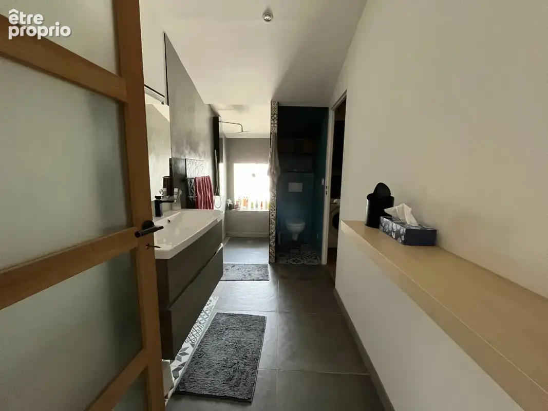 Salle d'eau avec toilettes