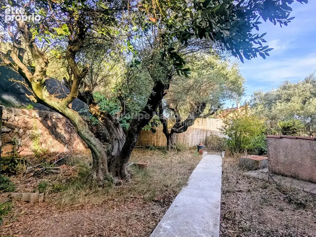 Toulon est bas faron - villa t5 sur deux niveaux de 166 m² -  garages - terrain de 750m² - photo 11