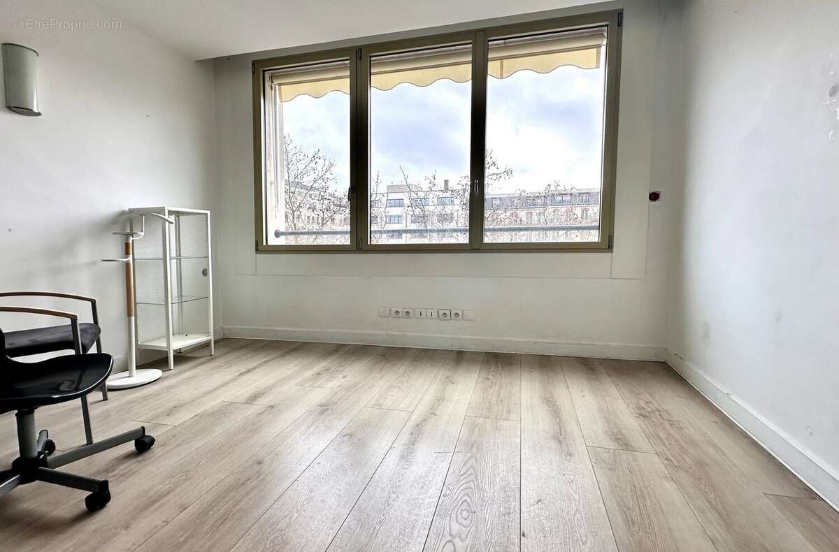 Commerce à PARIS-8E