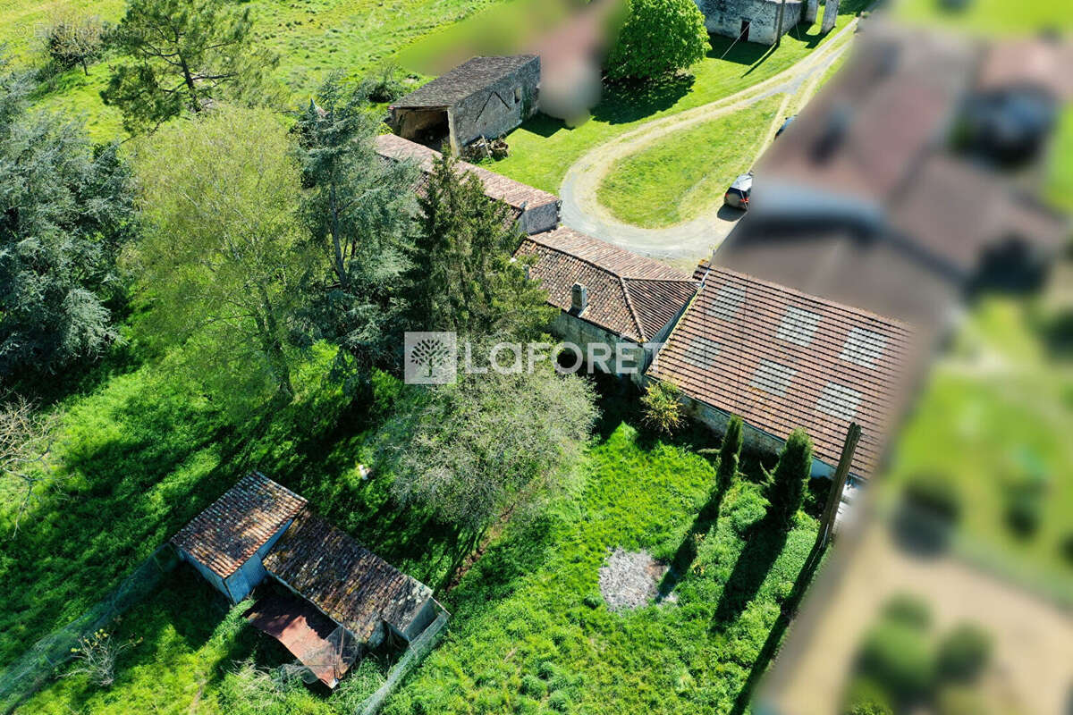 Maison à LE DOUHET