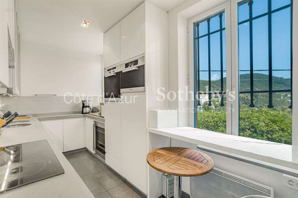 Théoule-sur-Mer, villa de quatre chambres avec piscine et terrain plat de 1 465 m² - photo 10