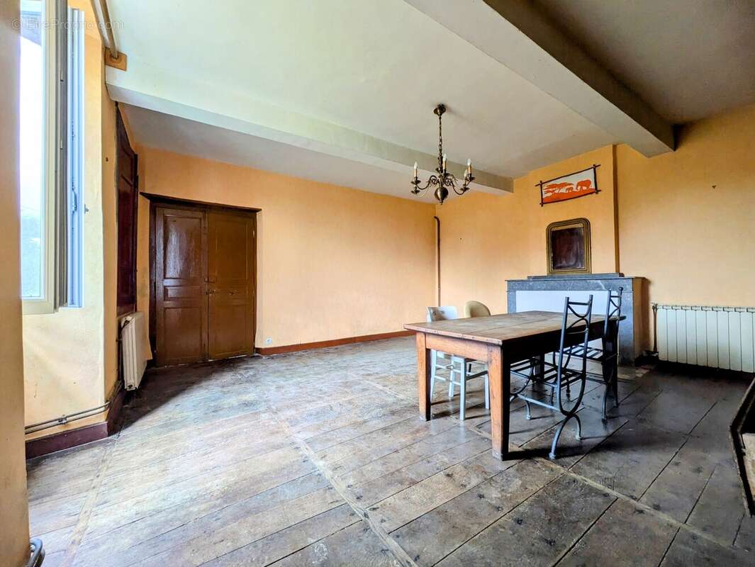 Maison à VILLECOMTAL-SUR-ARROS