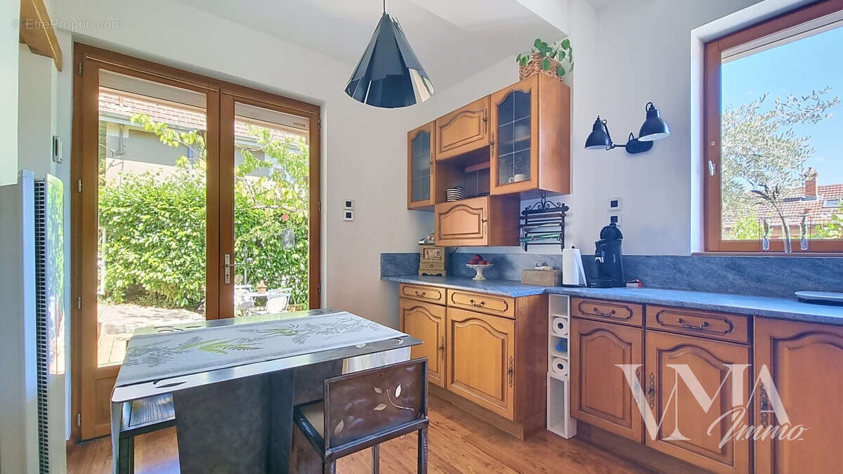 Écully   maison atypique dans un écrin de verdure - photo 5