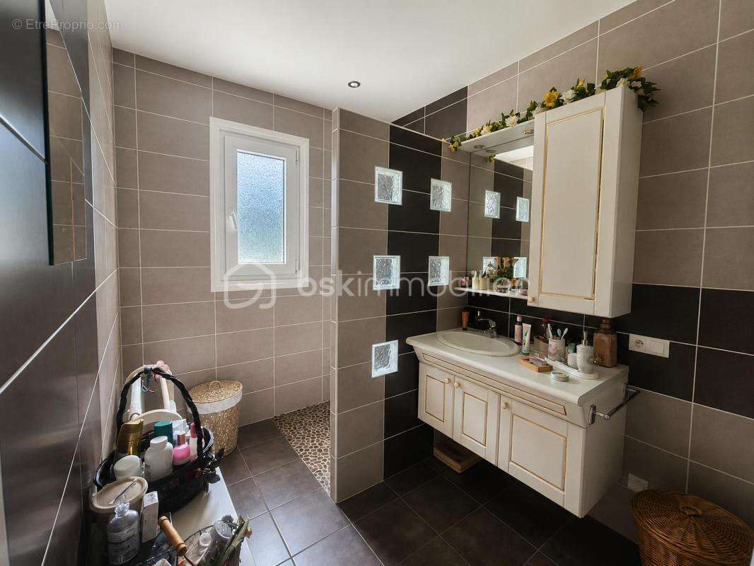 Maison familiale de 142 m² avec terrain arboré de 2 394 m², sous-sol complet et combles aménagés - photo 11