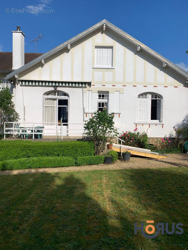 Maison à MARNES-LA-COQUETTE