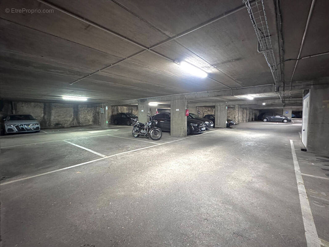 Parking à PARIS-10E