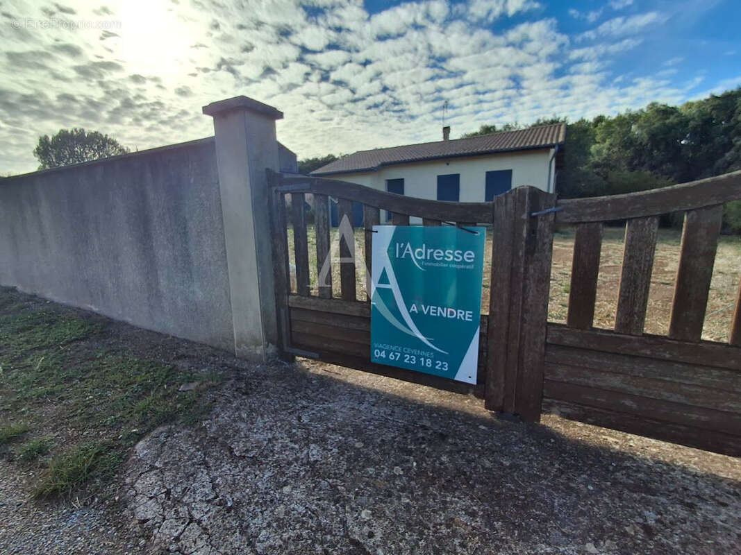 La Tour sur Orb Villa de plain pied avec garage et terrain d'environ 1200m² - photo 10