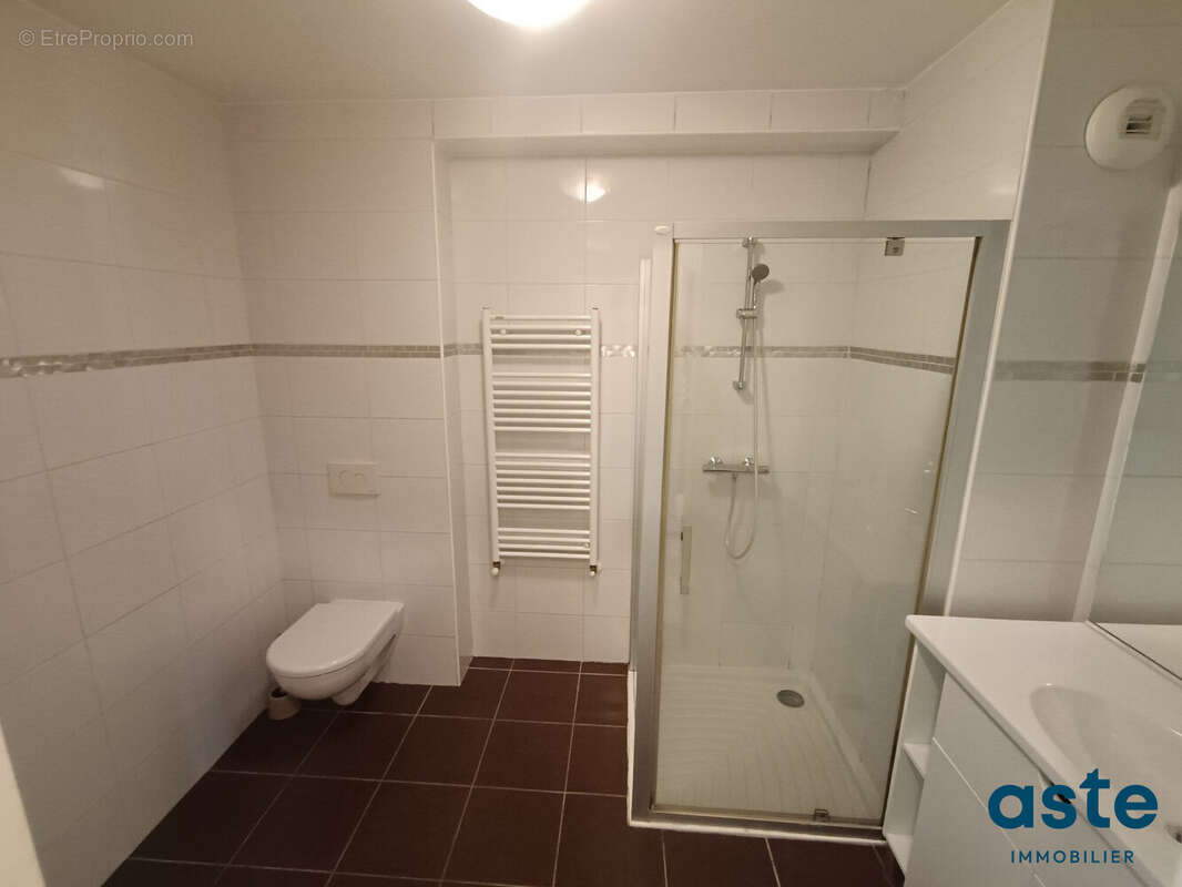 Salle d'eau moderne avec WC