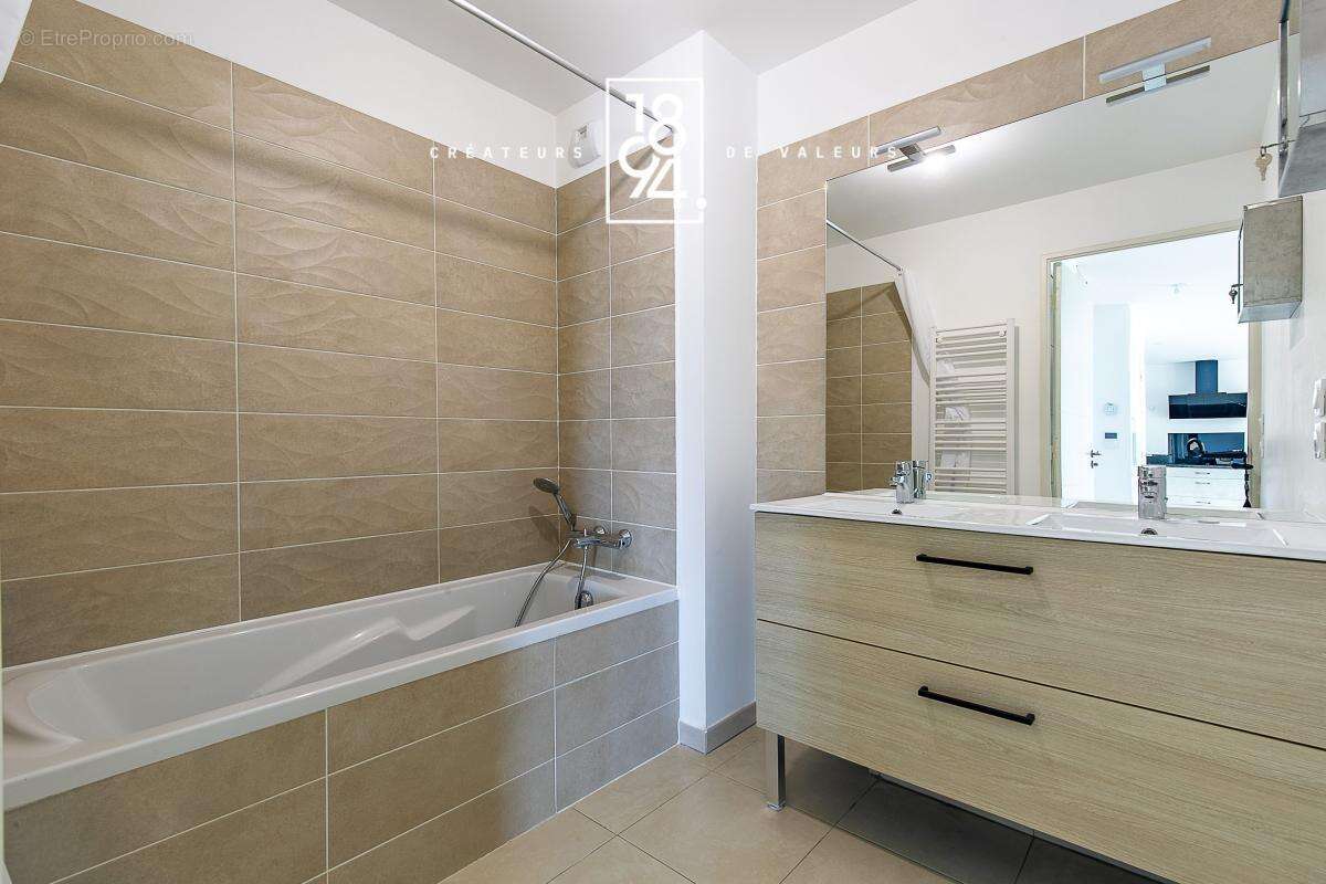 Appartement traversant avec place de stationnement et garage fermé au Puy Ste Réparade - photo 1