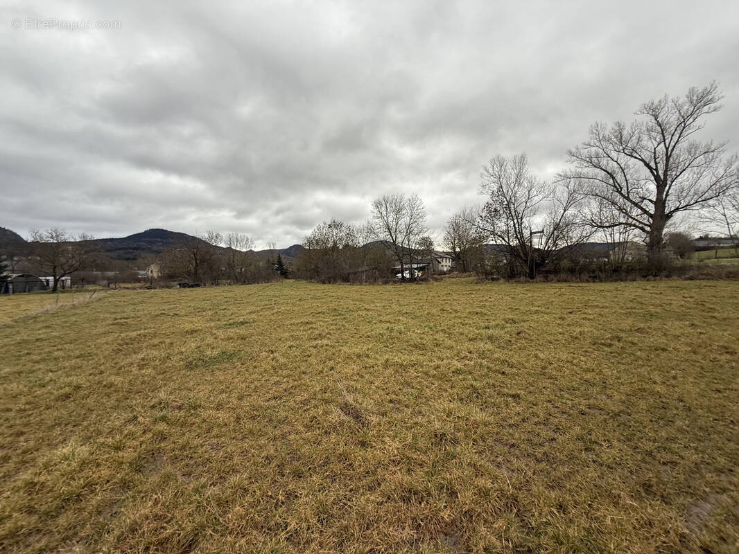 Terrain à SAINT-PIERRE-EYNAC