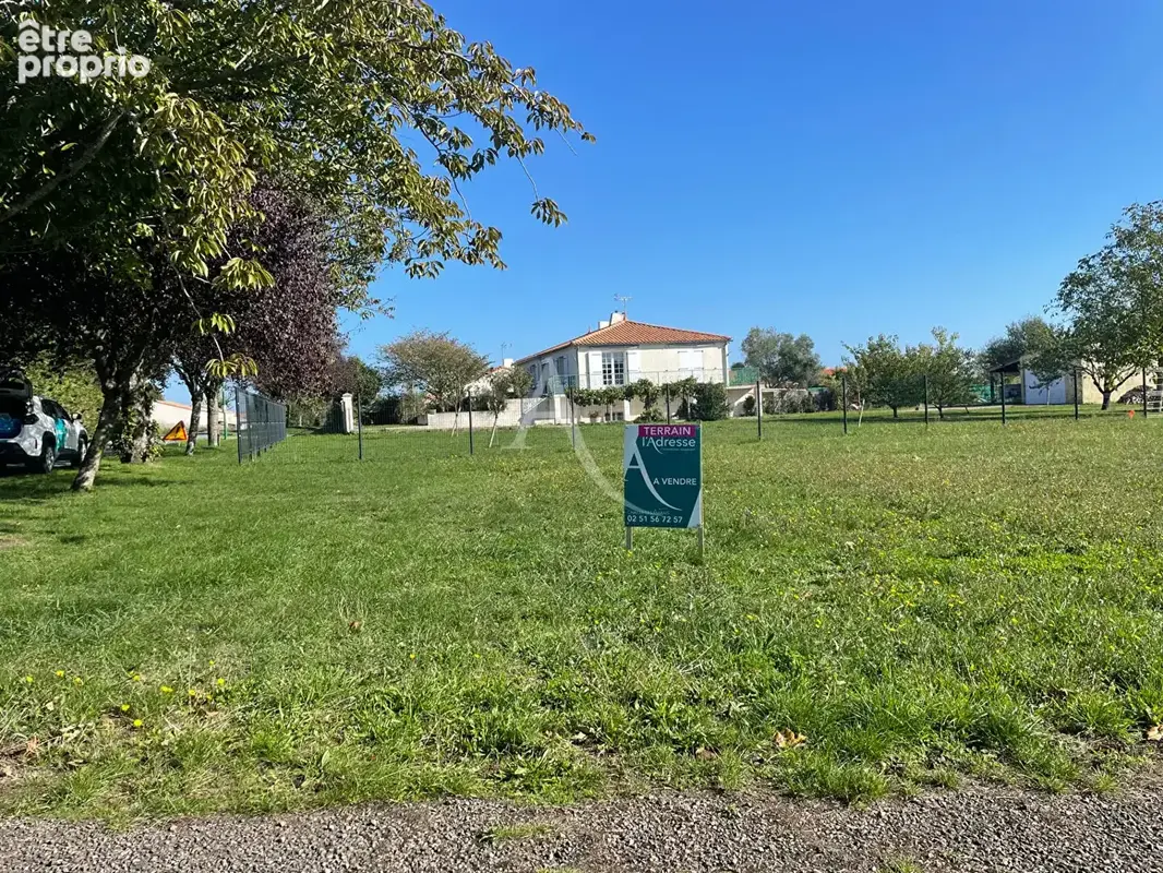 Terrain à VOUILLE-LES-MARAIS