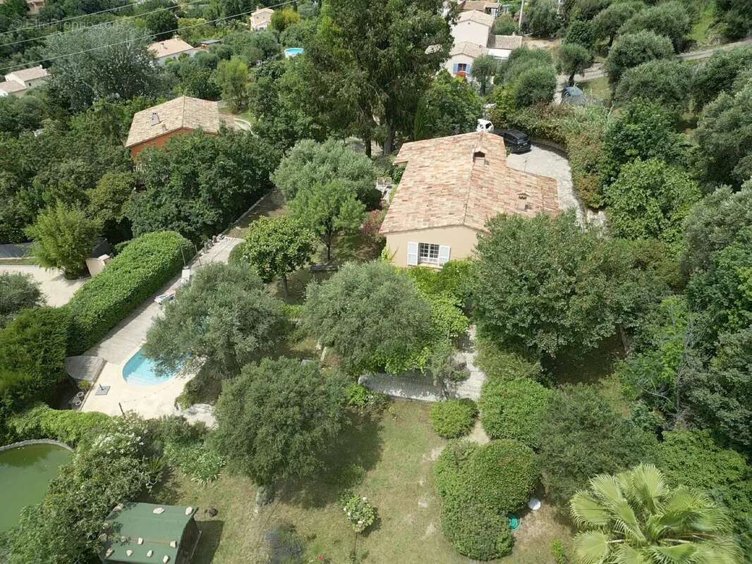 Maison à CHATEAUNEUF-GRASSE