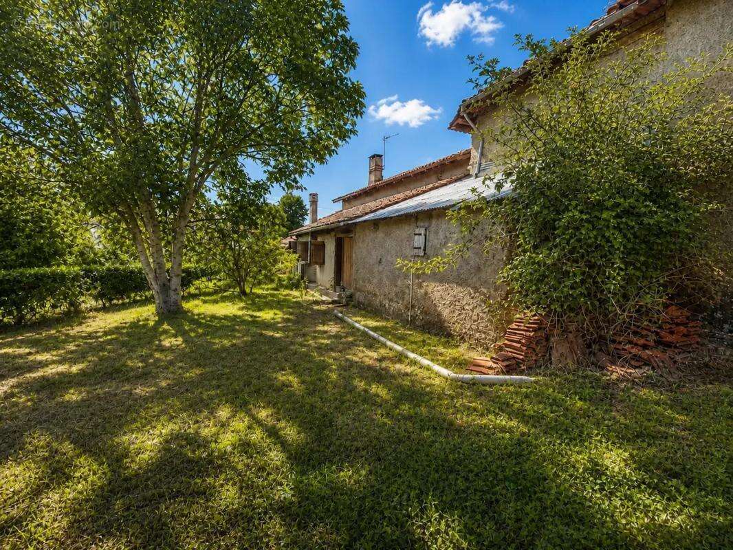 Maison de 130,94 m² à rénover avec dépendances et jardin - photo 18