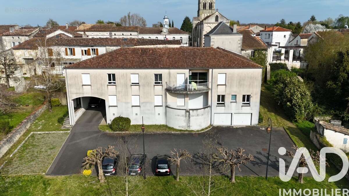 Photo 1 - Appartement à ROULLET-SAINT-ESTEPHE