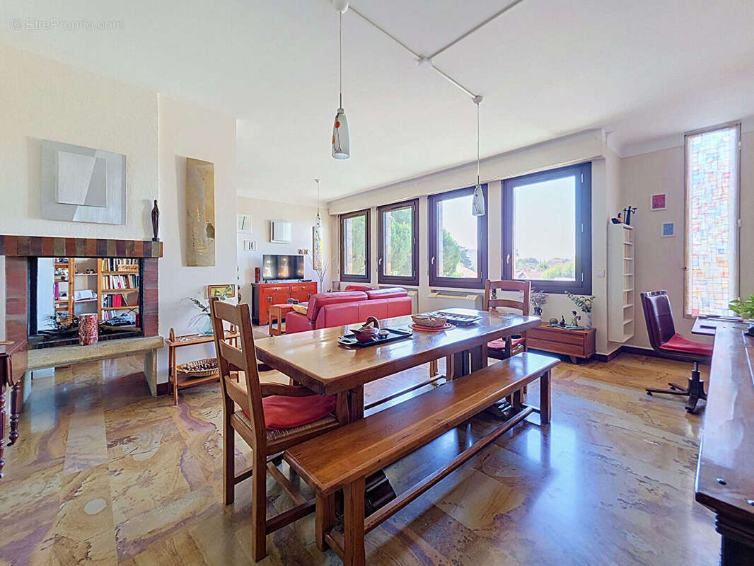 Appartement AVIGNON INTRA-MUROS  T5 -130 m2 -- Avec Ascenseur  / garage / cave - photo 2